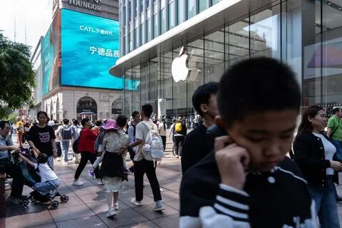 美国苹果公司正准备在12月首次于中国大陆推出旗下人工智能（AI）平台。图为人们在中国十一黄金周期间，途经上海南京路的苹果门店。（彭博社）