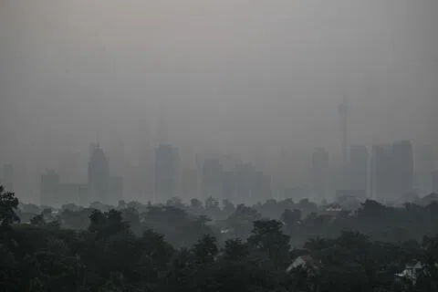 10月17日，吉隆坡被烟霾笼罩。（法新社）