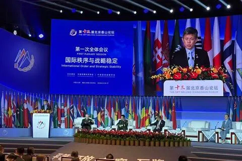 第十三届北京香山论坛星期三（9月16日）早上举行开幕式。我国国防部长陈振声在主题为“国际秩序与战略稳定”的第一次全体会议上发言。这是他第二次以国防部长身份出席香山论坛。（沈泽玮摄）