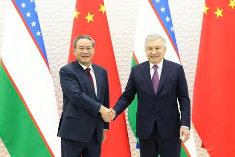 中国国务院总理李强（左）上星期六（10月17日）在乌兹别克斯坦首都塔什干与乌总统米尔济约耶夫会面。（新华社）