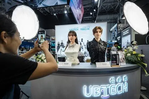 8月20日在中国北京举行的世界机器人大会上，优必选科技（UBTech Robotics Corp.）展示了其U1仿生人形机器人。随着中国政府加大从半导体到人形机器人等战略性技术的支持力度，“具身人工智能”（Embodied AI）正日益成为全球人工智能竞赛中最受瞩目的前沿领域之一。（彭博社）