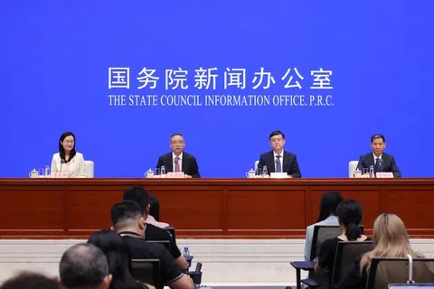 中国国务院新闻办公室星期三（8月26日）在北京举行新闻发布会，工业和信息化部副部长辛国斌（台上左二起）、工业和信息化部规划司司长姚珺、工业和信息化部信息通信发展司司长刘郁林介绍加快推进新型工业化有关情况，并答记者问。（中新社）