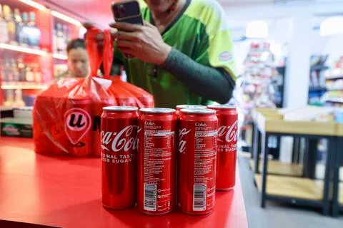 国家环境局星期五（9月18日）晚上发文告宣布，零售商可最迟在9月30日提出申请，要求延长销售期限，在10月31日前把无押金标签的饮料存货卖完。（龙国雄摄）
