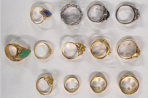 受害者将总价值约1万元的金饰和其他贵重物品，交给一名不明男子。她意识到自己被骗后，才向警方报警。（新加坡警察部队提供）