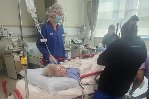 苏福来的二女儿说，母亲目前已动完髋部手术，正在医院休养，但还无法下床。（受访者提供）