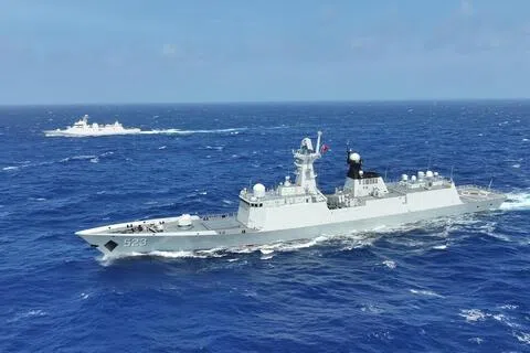 中国大陆自6月以来接连在台湾海峡及台湾东部海域展开海警巡查、科研调查和航运管制，本周又宣称海军红河舰（前）与印度尼西亚海军在台湾东部海域演练。（新华社）