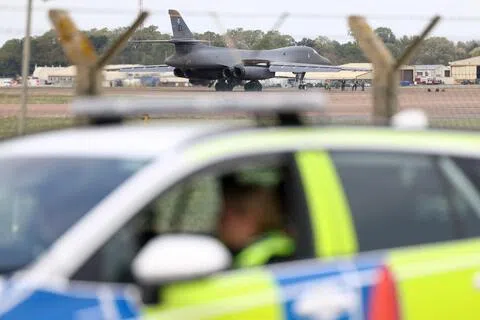 9月29日，一架美国B-1B“枪骑兵”轰炸机飞抵费尔福德皇家空军基地。（路透社）