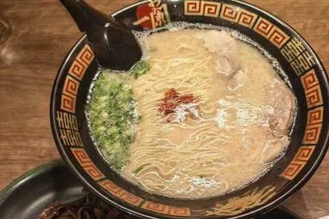 记者住宿的酒店楼下是一家24小时营业的一兰拉面店。虽然不是第一次吃，但在饿了一天后，一下楼就能吃到一碗热腾腾拉面，还是让人感到无比幸福。（何欣颜摄）