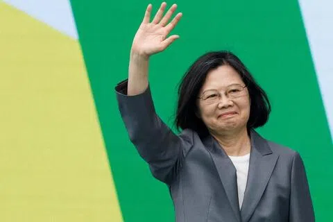 台湾前总统蔡英文在美国旧金山庆祝双十节，感谢世界各地持续为台湾努力、为台湾交朋友的人，并祝福台湾平安、自由，继续走向世界。图为蔡英文2024年5月20日在台北总统府外举行的新任总统赖清德和副总统萧美琴就职典礼上挥手致意。（路透社档案照片）