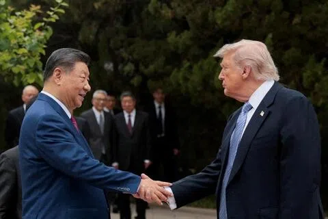 中国国家主席习近平（左）将于9月23日至25日对美国进行国事访问。图为美国总统特朗普5月15日参观北京中南海后，离开时与习近平握手。（路透社档案照片）