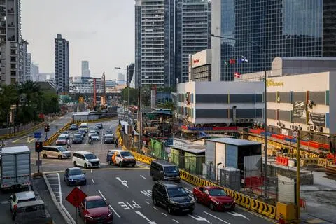 南北交通廊道工程施工期间，诺维娜一带多处设有围栏及进行交通改道，影响商家能见度与行人通行。（叶振忠摄）