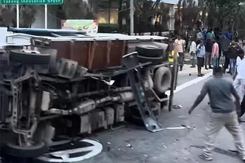 根据网上流传的视频，涉事罗厘横卧在路面，车身底部外露，车旁可见散落的零件和碎片，现场一片狼藉。（YouTube视频截图）