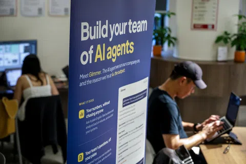 随着AI技术日益成熟，越来越多个人与企业已开始采用代理式AI，提高工作效率。（叶振忠摄）