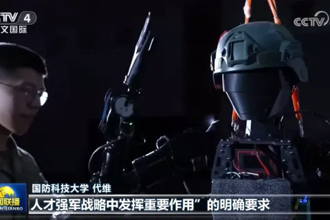 在今年“八一”建军节当天播出的央视《新闻联播》中，中国军方测试人形机器人士兵的数秒特写画面罕见曝光。（央视新闻联播截图）