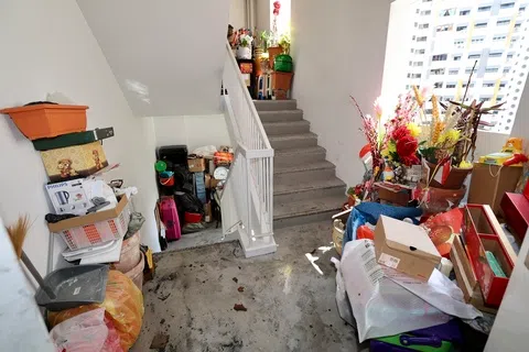 裕廊东21街第287A座组屋八楼的一个单位于2024年2月18日凌晨发生火患，邻居挪杂物辟逃生路。老妇初九拜天公，燃烧着的蜡烛引发“垃圾屋”失火，老妇和女儿及时自行逃生，周边邻居睡梦中惊醒，一人疑吸入浓烟送院。各式各样的杂物一路堆积到楼梯口。（档案照片）