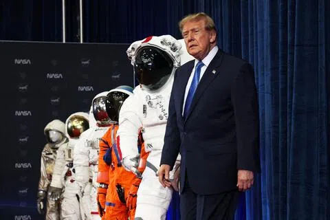 美国总统特朗普星期五（8月28日）在NASA约翰逊航天中心，宣布将设立第一所太空学院。他当天也为执行阿耳忒弥斯2号（Artemis II）载人绕月飞行任务的四名宇航员颁发荣誉勋章。（法新社）