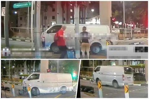 货车右转时不知何故冲上人行道撞坏交通灯，过程中还险些撞倒一名路人。（取自SGRV脸书）