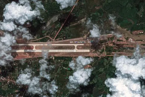 图为9月2日，老挝班肯（Ban Keun）一座在建机场的卫星照片。中国和老挝在这里建设的中老联合保障与训练中心，以及中老友谊航空学院，已投入运作。（路透社档案照片）