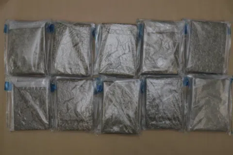 一对马来西亚男女骑乘电单车入境时，涉嫌走私逾10公斤大麻，在大士关卡被捕。（中央肃毒局提供）