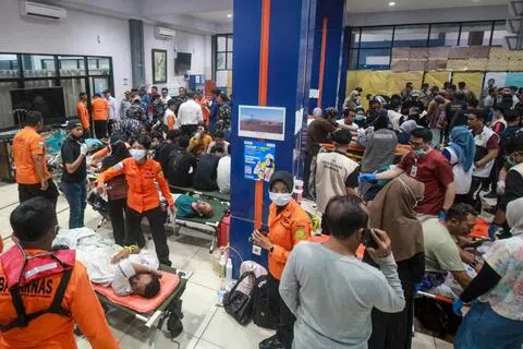 载有243人印尼渡轮翻覆 六人遇难129人失踪