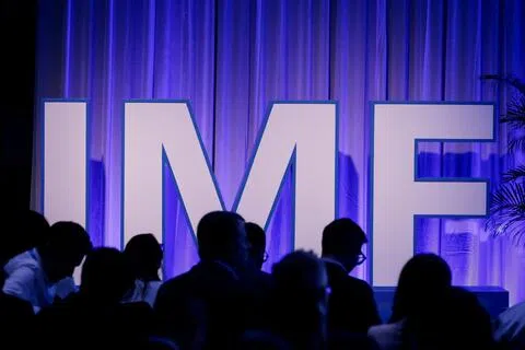 国际货币基金组织（IMF）星期二（10月13日）发布《全球金融稳定报告》说，尽管市场目前仍具韧性，但人工智能（AI）引发的抛售潮、政府债券收益率上升和网络攻击，都可能构成威胁。（路透社）