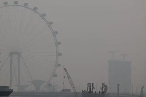国家环境局网站数据显示，全岛一小时PM2.5悬浮颗粒浓度星期四上午开始回升，五个地区都处于偏高水平，中部升至133微克、南部107、西部104、东部92、北部67。图为星期四早上7时30分的雨天及雾霾情况。（蔡家增摄）