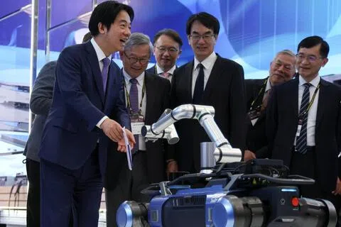 学者认为，目前尚难判断台湾总统赖清德的声望、施政评价与民进党好感度同步回升，是短期效应还是稳定趋势。图为赖清德（左一）今年6月出席一年一度的台北国际电脑展（Computex）。（路透社）