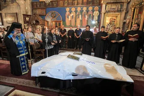 10月3日，亲友们聚集在加沙城的圣波菲里乌斯教堂（Saint Porphyrius Church），为在空袭中遇难的基督徒母女迈萨和玛丽送行。（法新社）
