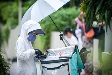 新加坡中部地区星期六（9月5日）的空气质量依然处于不健康水平。在大巴窑，部分送餐员戴上了口罩，但也有民众反映，天气实在太热，戴口罩出行太难受。（张俊杰摄）