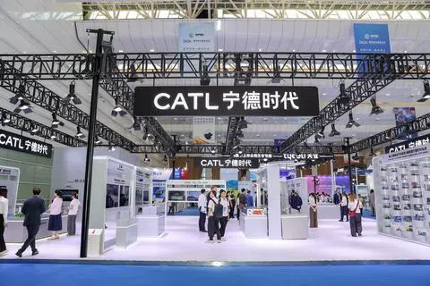 世界动力电池大会9月3日在中国四川宜宾开幕，参观者在宁德时代展厅驻足。（新华社）