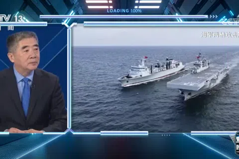 中国海军辽宁舰编队今年首次远海训练时，曾与075型两栖攻击舰“安徽舰‌”协同开展体系融合训练，中国军事评论员杜文龙星期六（24日）在央视节目《军情时间到》中分析，这可能与岛屿夺战、登陆作战密切相关。（央视视频截图）