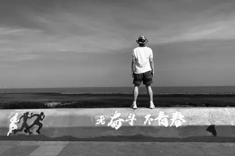 针对上海体育局回应他要如何选择安置时，中国奥运冠军刘翔星期三（8月26日）在个人微博第一次发文的留言区写道，分广告费时怎么没安置。图为刘翔再发文回应上海体育局时附上的照片。（刘翔微博账号）