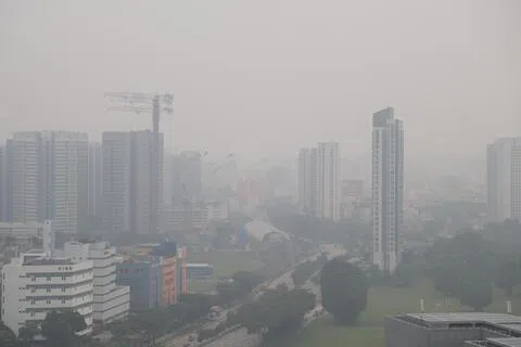 根据国家环境局网站最新数据，星期三傍晚6时，全岛五个地区的24小时空气污染指数（PSI）均破百，介于105至140，属不健康水平。图为烟霾笼罩加冷一带。（吴先邦摄）