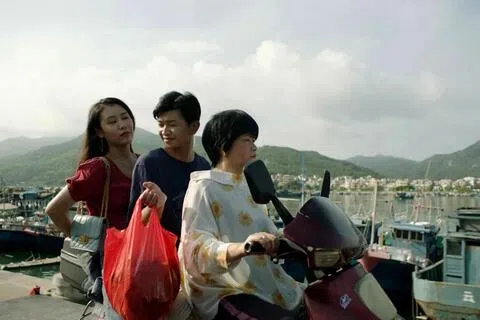 钟少贤（右起）饰演潮汕妈妈，和饰演儿子及准媳妇的郑润奇和卢珊精彩对戏。（Clover Films提供）