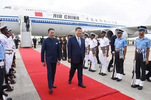 中国国家主席习近平星期六（9月12日）乘专机抵达印度，以出席金砖会议。礼兵分列红毯两侧致敬。（路透社）