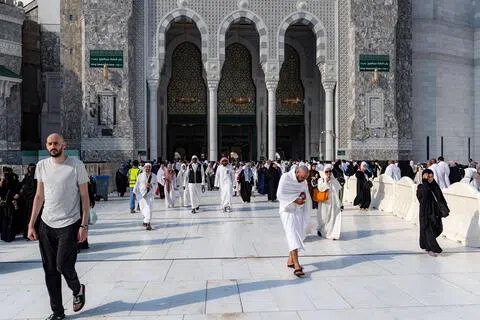 9月16日，在沙特阿拉伯圣城麦加，民众与朝圣者在禁寺（Grand Mosque）巨大的广场上穿行。（法新社档案照片）
