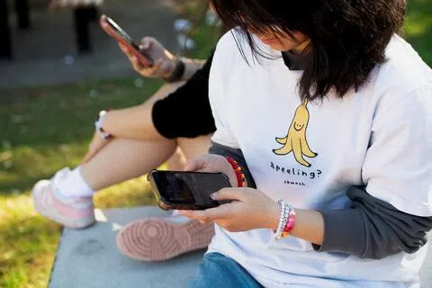研究显示，儿童屏幕时间越长，与学习、语言和情绪调节等发展表现较差有关。（路透社/示意图）