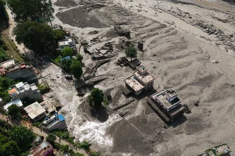 8月26日，无人机拍摄的画面显示，尼泊尔努瓦科特地区发生山洪后，房屋被淤泥覆盖。（路透社）