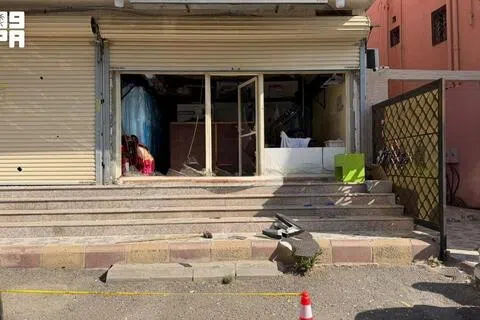 沙特9月17日在塔伊夫市实施防空拦截，当局称，这次空袭导致境内一名也门籍人员丧生。图为塔伊夫一处受损建筑。（路透社）