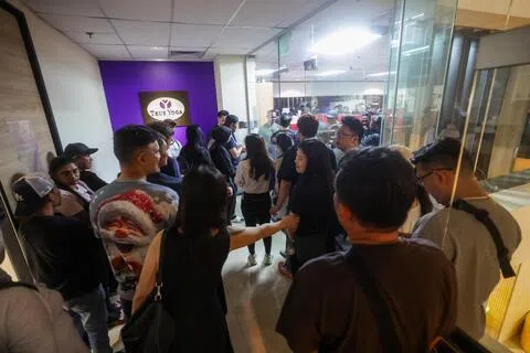 多人走进True Yoga位于8 Claymore的办公室，当天聚集在现场的多数是True Yoga员工。（吴先邦摄）