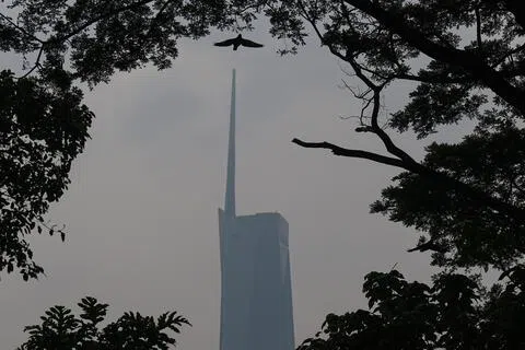 马来西亚首都吉隆坡星期二的天空依然灰蒙蒙。吉隆坡北部峇都慕达与南部蕉赖两个观测站星期二晚录得空污指数超过160点，处于不健康水平。（马新社）