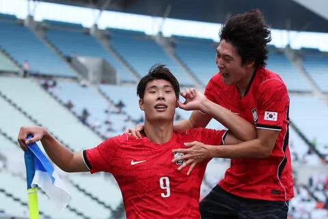 李泳俊（左）和裴峻浩各进一球，帮助韩国2比1逆转中国，晋级亚运会决赛。（路透社）