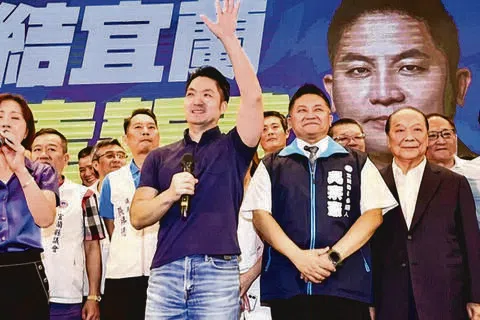 台北市长蒋万安（中左）为国民党宜兰县长参选人吴宗宪（中右）站台助选。（档案照）