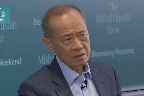 新加坡前外长杨荣文在彭博社9月22日的直播论坛节目中，回答主持人提问。（视频截图）