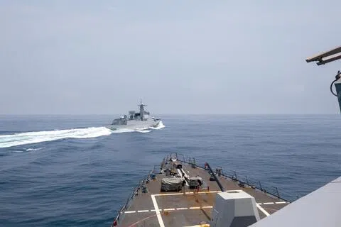 2023年6月3日，一艘中国大陆解放军052D型（旅洋III级）导弹驱逐舰在台湾海峡驶近“钟云”号。（路透社档案照片）