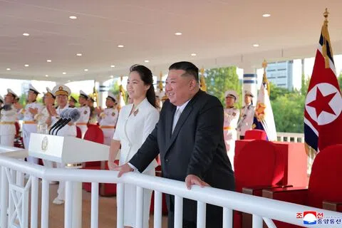 朝鲜最高领导人金正恩（右）和女儿金珠爱（左）一同参与在东海岸元山港举行的姜健号服役仪式。（法新社）
