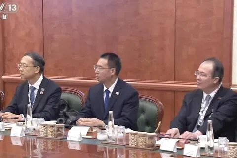 中国央视《新闻联播》画面显示，上星期六（9月12日）在印度新德里举行的“习莫会”上，中央警卫局局长周洪许（中）罕见亮相，坐在中国外交部常务副部长马朝旭（左）和外交部部长助理洪磊之间。（央视新闻联播视频截图）