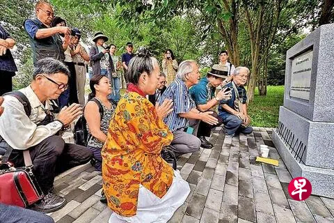 琉球学者、民间人士6月底身穿传统服饰，携带琉球特色泡盛酒、传统线香等祭品，前往北京市郊的琉球国人墓地遗址，按照琉球传统礼仪祭拜先人。（互联网）