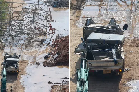 大型鹰架倒塌砸中一辆罗厘，司机受困驾驶座，当场丧命。（吴先邦摄）