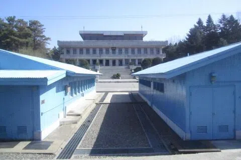 坐落于共同警备区内的蓝色建筑，即军事停战委员会会议室，恰好位于分隔南北的军事分界线（MDL）之上。（档案照片）
